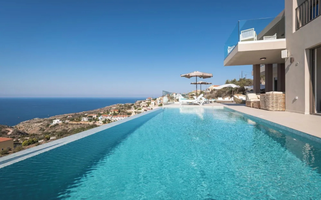 A Sublime Villa in Kokkino Horio