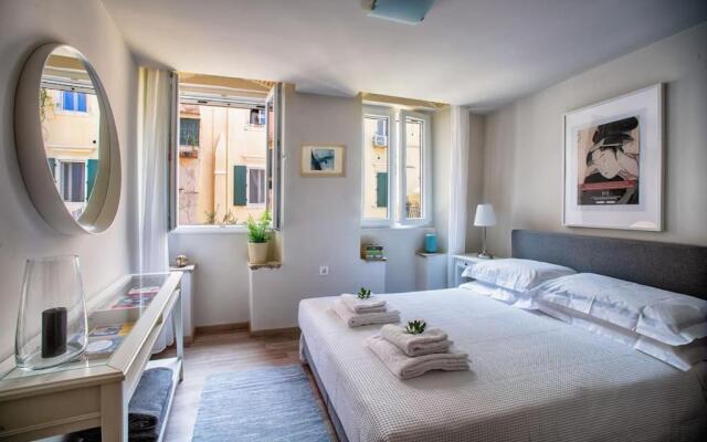 Newly Renovated 1730's Venetian Loft (02) !
