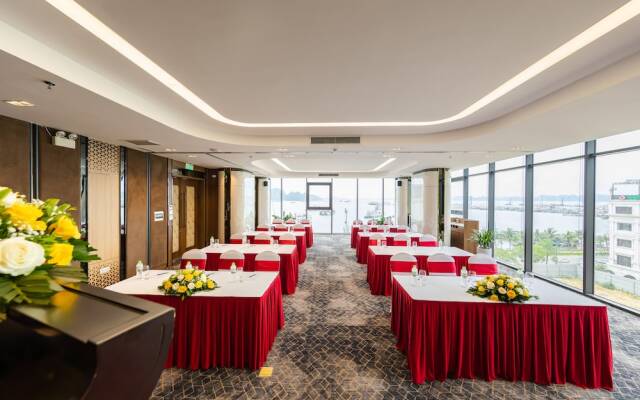 Muong Thanh Grand Bai Chay Hotel