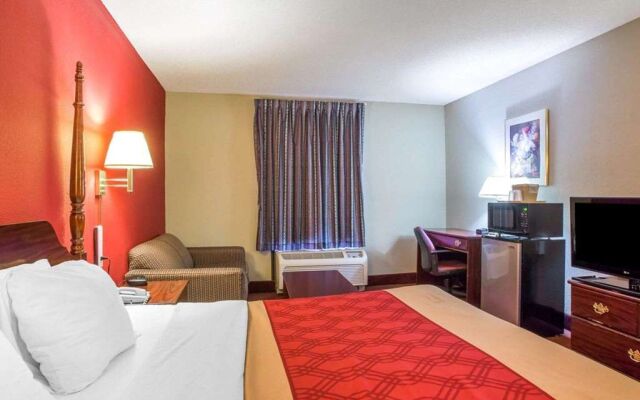 Econo Lodge Inn & Suites Canton