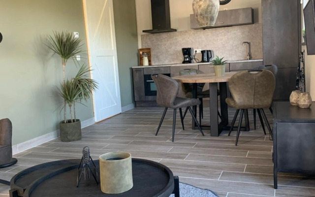 Dijkhofje, dichtbij strand, zee en meer.