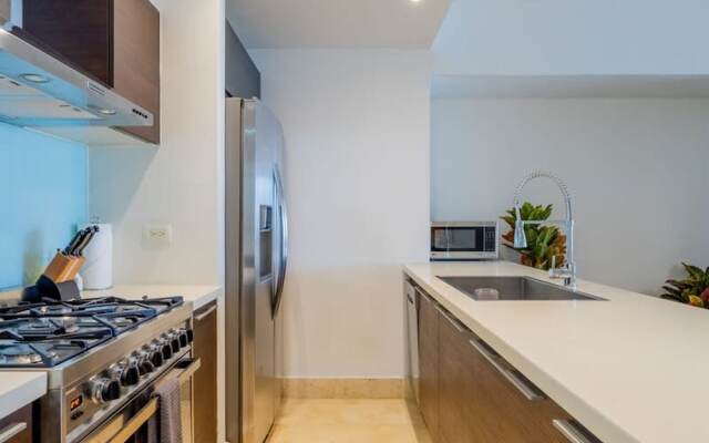w Amazing 1BR With Balcony in YOO