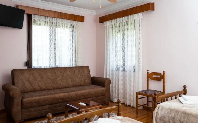Fani's House Under Meteora