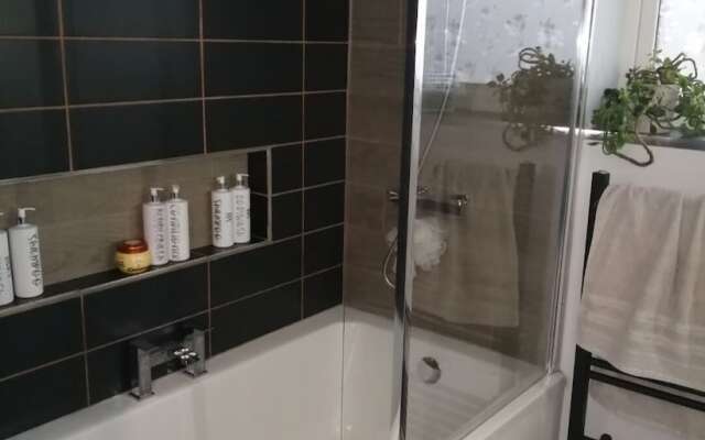 Charming 2-bed Apartment in Eastleigh