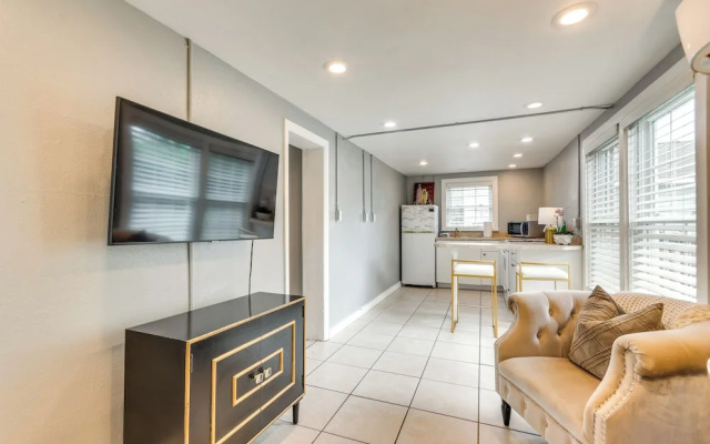 2 Mi to Dtwn Pensacola: Dog-friendly Apartment