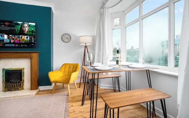 Stylish Three Bedroom Retreat With Garden