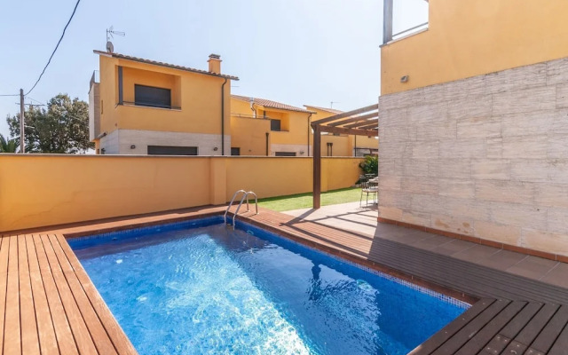 Cozy Holiday Home in Urbanització Bon Relax With Pool