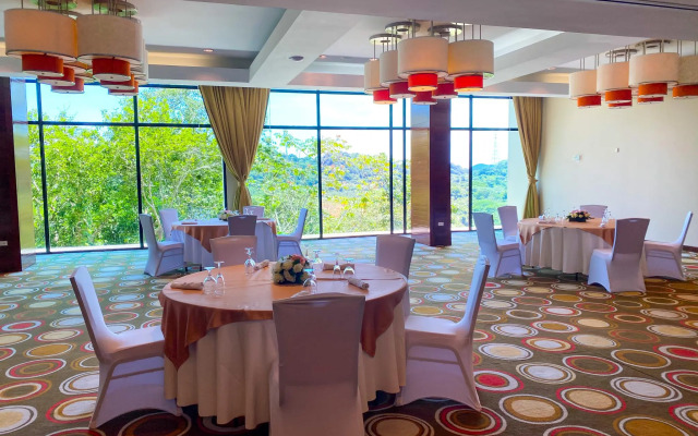 Summit Rainforest & Golf Resort