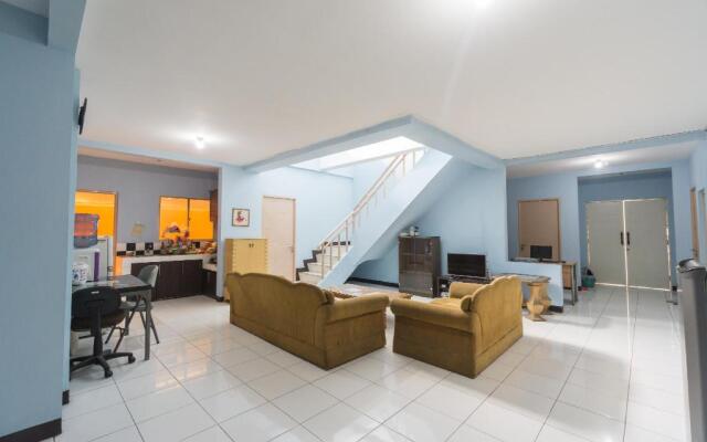 OYO 2110 Rotterdam Guest House Syariah
