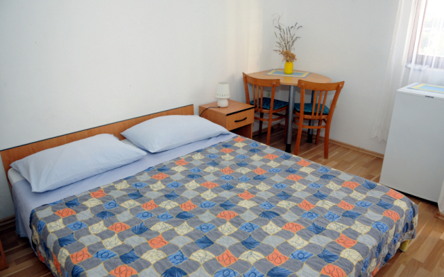 Room Port - great loaction and free parking: R2 Mala Murter, Island Murter
