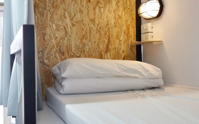 Oldmancaptain Hostel