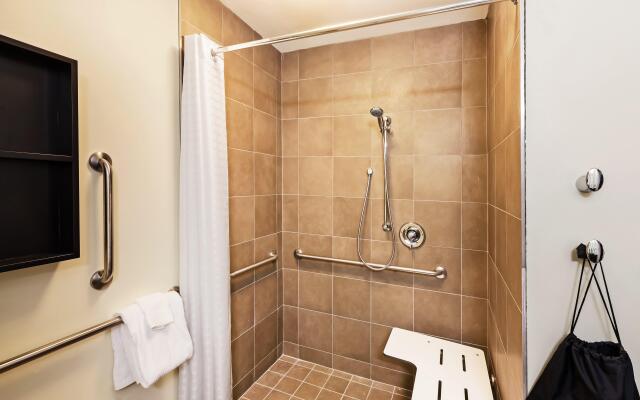 Candlewood Suites Lenexa - Overland Park Area