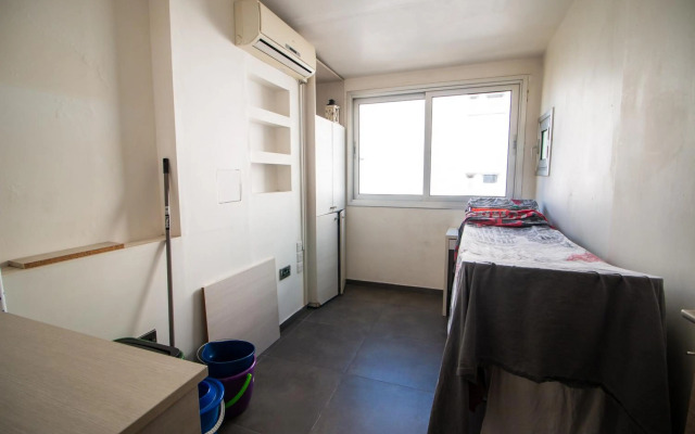 Renovated 2-bedroom flat with free parking, center