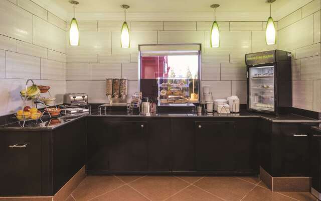 La Quinta Inn & Suites by Wyndham Louisville East