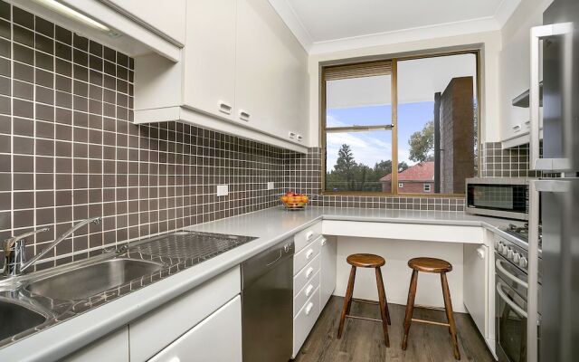 Sunny and Spacious Two Bdr Apt - SPF13