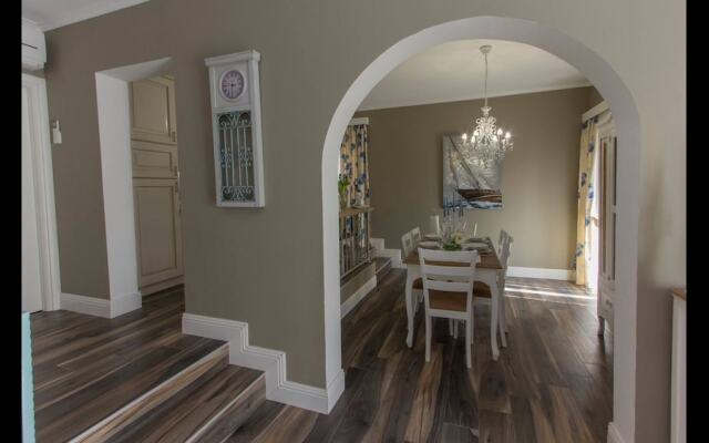 Villa Eleganza With Pool For 9 Guests , Zadar