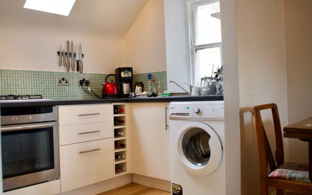 Modern And Charming 2 Bedroom Old Town Apartment