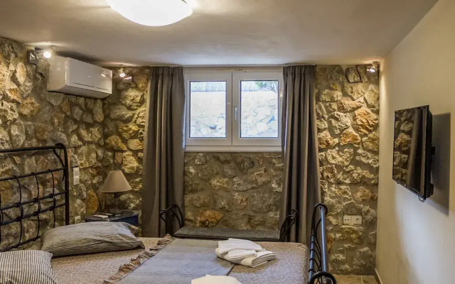 Spacious home with garden in Marathonas