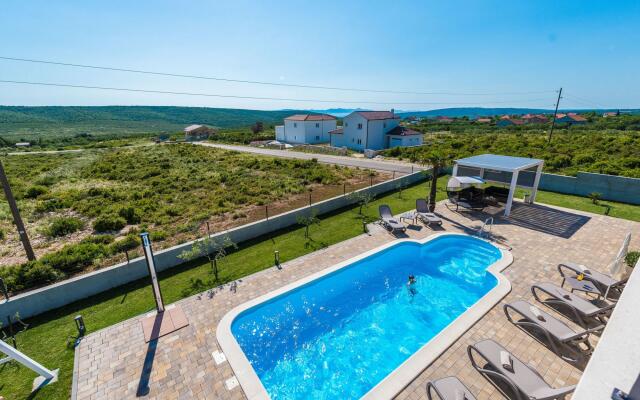 Lovely Villa in Debeljak with Heated Private Pool
