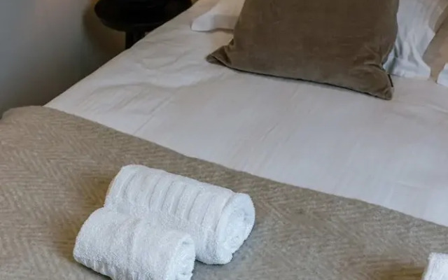 Serene Dikefront Apartment With en Suite Bedrooms and Stunning Views