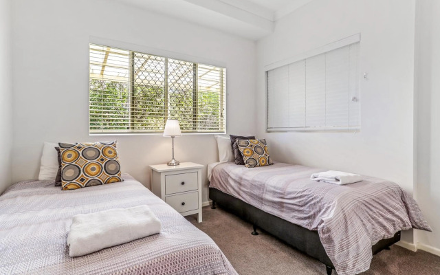 Cosy apartment with ocean views, Sunshine Beach