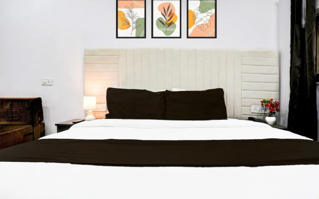 Cozy Deluxe Room Near Juhu Beach Mumbai
