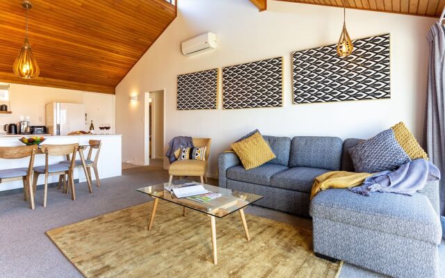 Alpine Gold With Incredible Lake Views SPA