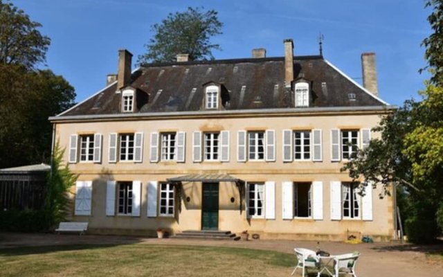 Vintage Mansion In Saint Aubin Sur Loire With Pool