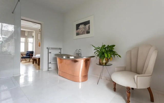 Macfarlane Road II by Onefinestay