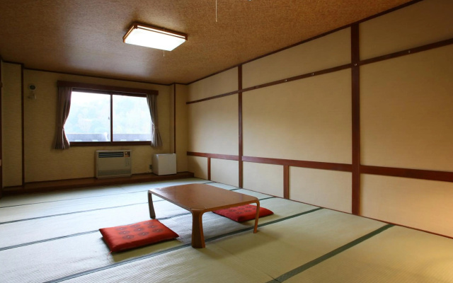 Shiga Palace Hotel – Guest Rooms – Yamanouchi