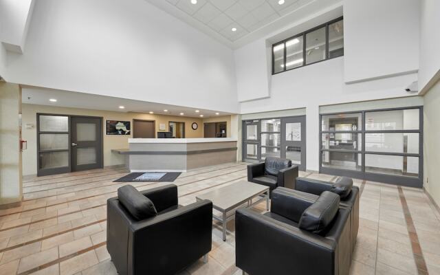 Residence & Conference Centre - King City