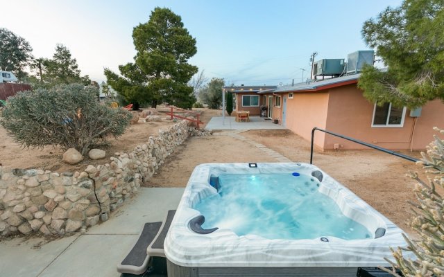Rocky Ridge Retreat - Hot Tub, Fire Pit & Bbq! 2 Bedroom Home by RedAwning