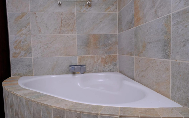 Selina Airport Lodge #Emzini