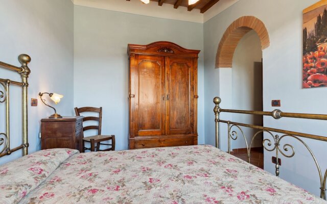 Secluded Holiday Home in Bibbiano With Courtyard