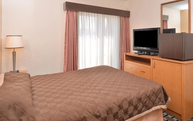 Americas Best Value Inn & Suites St. Cloud