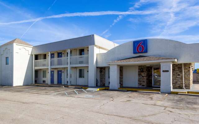 Motel 6 Indianapolis, IN - South