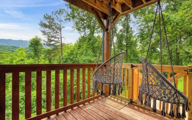 Triple Mountain View by Avantstay: Hot Tub, Game Room & Stunning Smoky Mountain Views