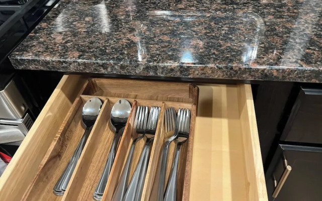 Balmoral Lakeside 5br 4ba House