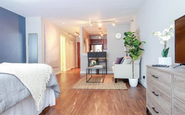 The Gulfstream - Vibrant Studio Heart of Downtown