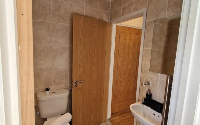 2-Bedroom with Free Parking in Coventry