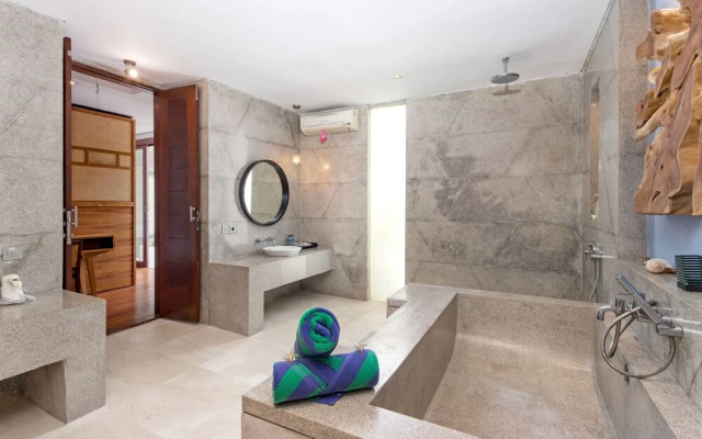 Wonderful Oceanfront 3 Br Villa in Seminyak