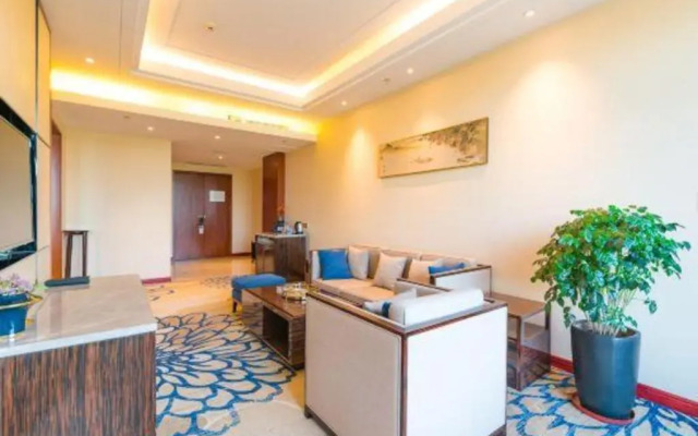 Yun-Ray Hotel
