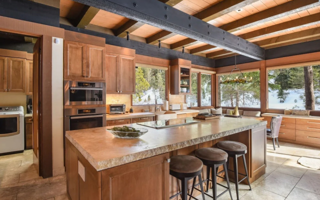 Joy on the River Stunning Waterfront Home for 10