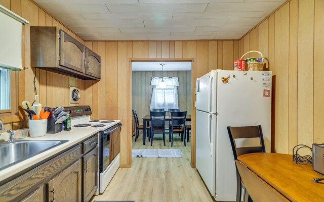 Pet-friendly Pocono Lake Cabin w/ Community Pool!