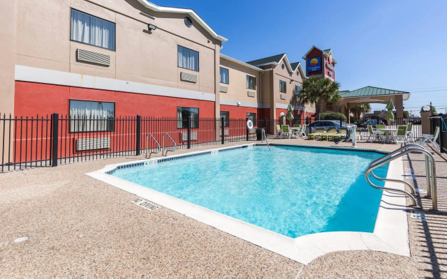 Econo Lodge Inn & Suites East