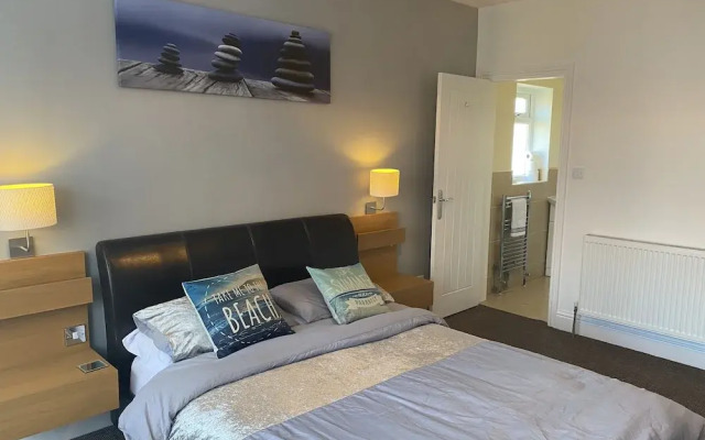 Beautifully Presented 6 bed 5 & a Half Bath House