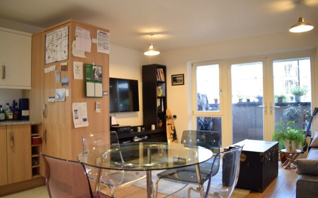 Modern 1 Bedroom Flat Near Riverside