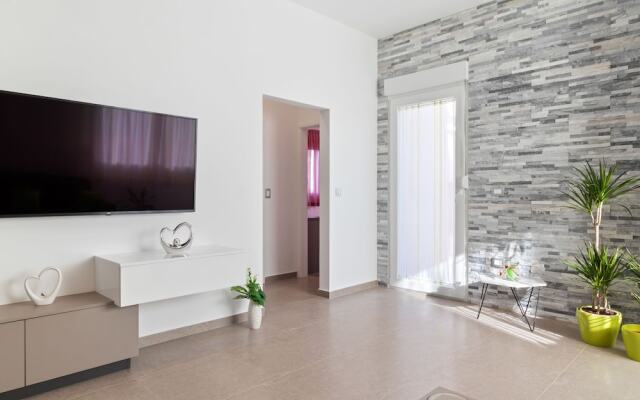 Serene Holiday Home in Novigrad with Private Pool