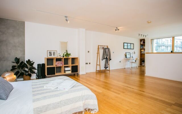 Beautiful 2-bedroom Flat With Balcony in E London