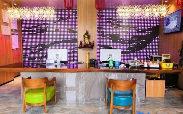 Kee Royal Hotel (Dengzhou Hua Chau Academy Store)